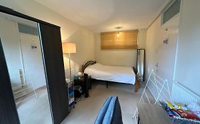 Cozy Room In Shared Home Near Canary Wharf